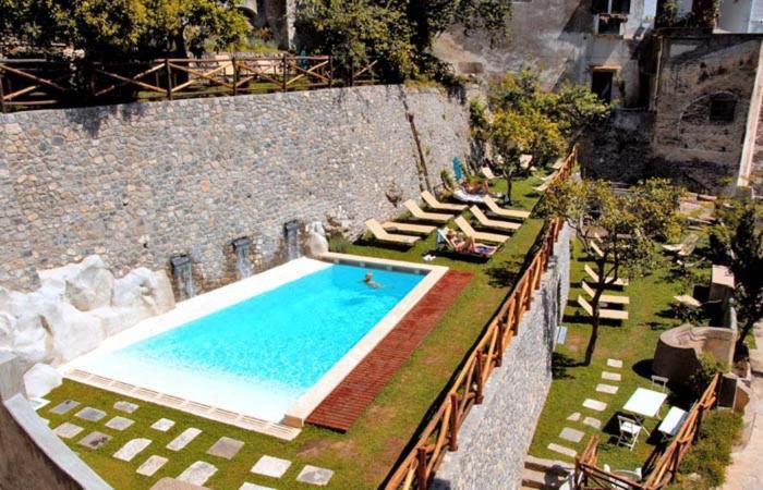 Loft Apartments Amalfi – vedere de sus la piscina si gradina terasata cu lamai Loft Apartments Amalfi – vedere de sus la piscina si gradina terasata cu lamai