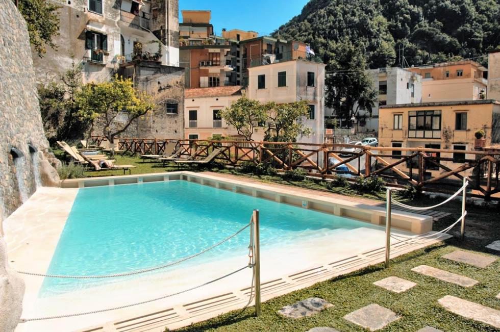 Loft Apartments Amalfi – piscina cu vedere spre orasul Amalfi si cladiri istorice Loft Apartments Amalfi – piscina cu vedere spre orasul Amalfi si cladiri istorice