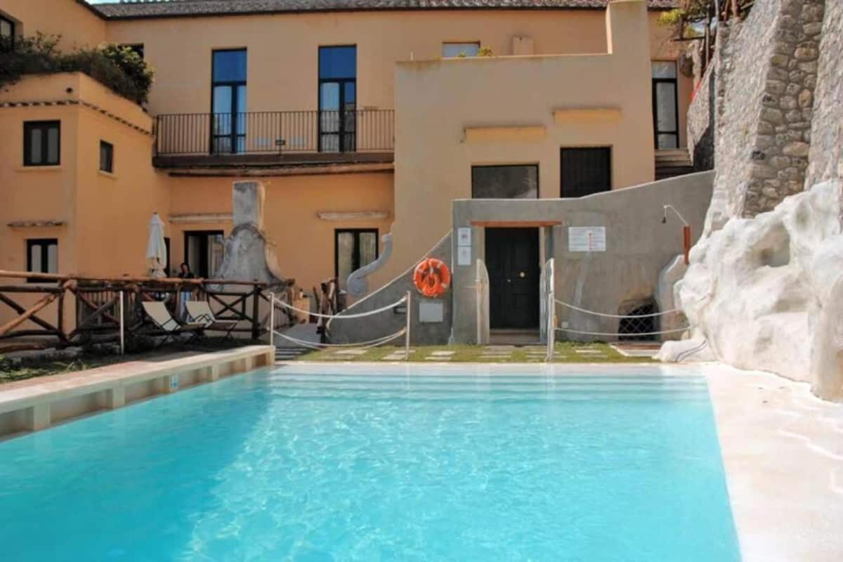Loft Apartments Amalfi – piscina langa cladirea complexului, cu colac de salvare Loft Apartments Amalfi – piscina langa cladirea complexului, cu colac de salvare