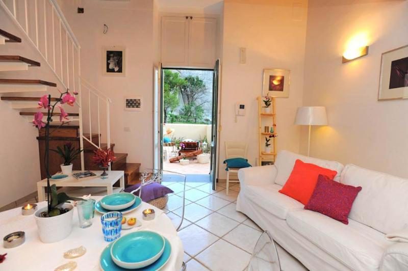 Loft Apartments Amalfi – living cu canapea alba si perne colorate Loft Apartments Amalfi – living cu canapea alba si perne colorate