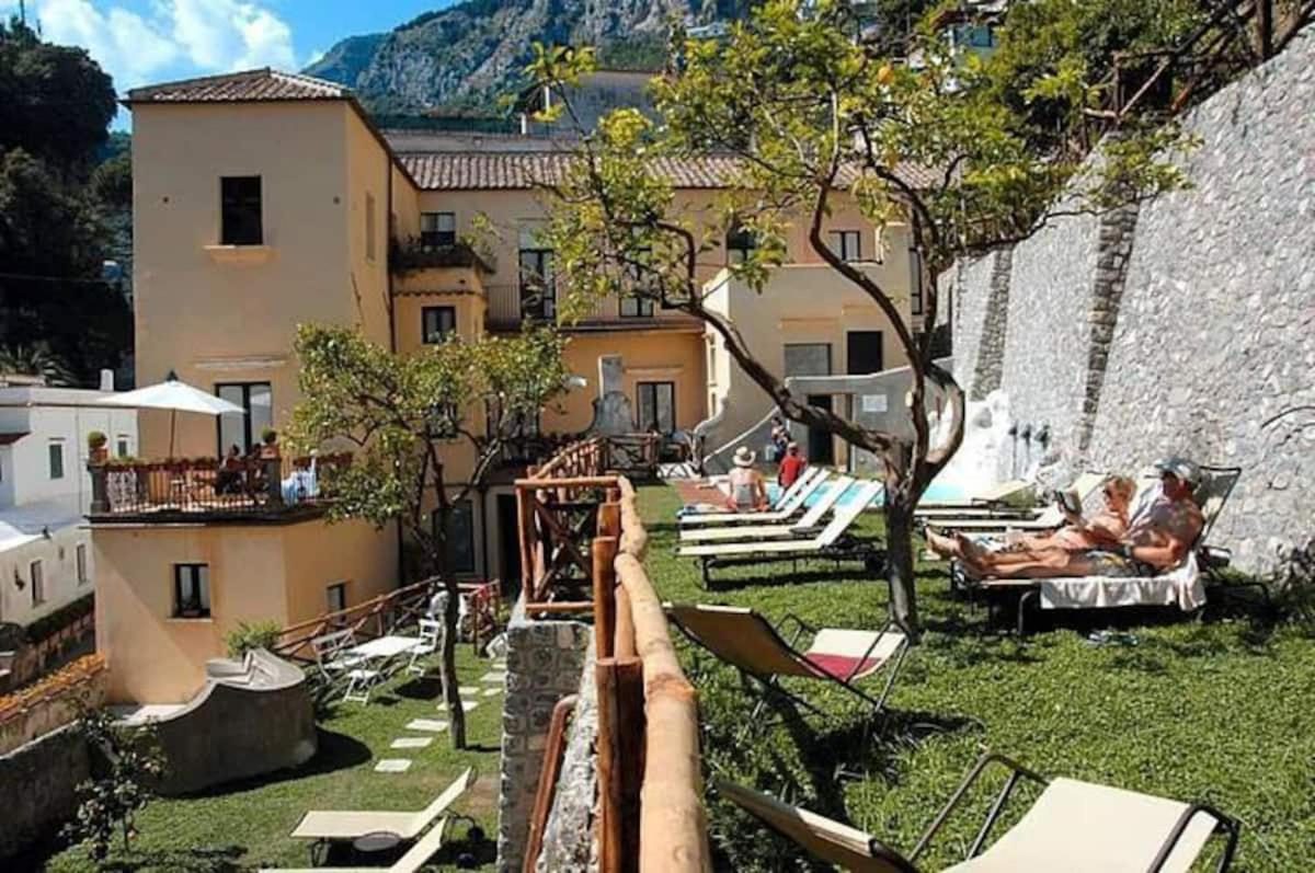 Loft Apartments Amalfi – gradina cu sezlonguri si vedere la munti Loft Apartments Amalfi – gradina cu sezlonguri si vedere la munti