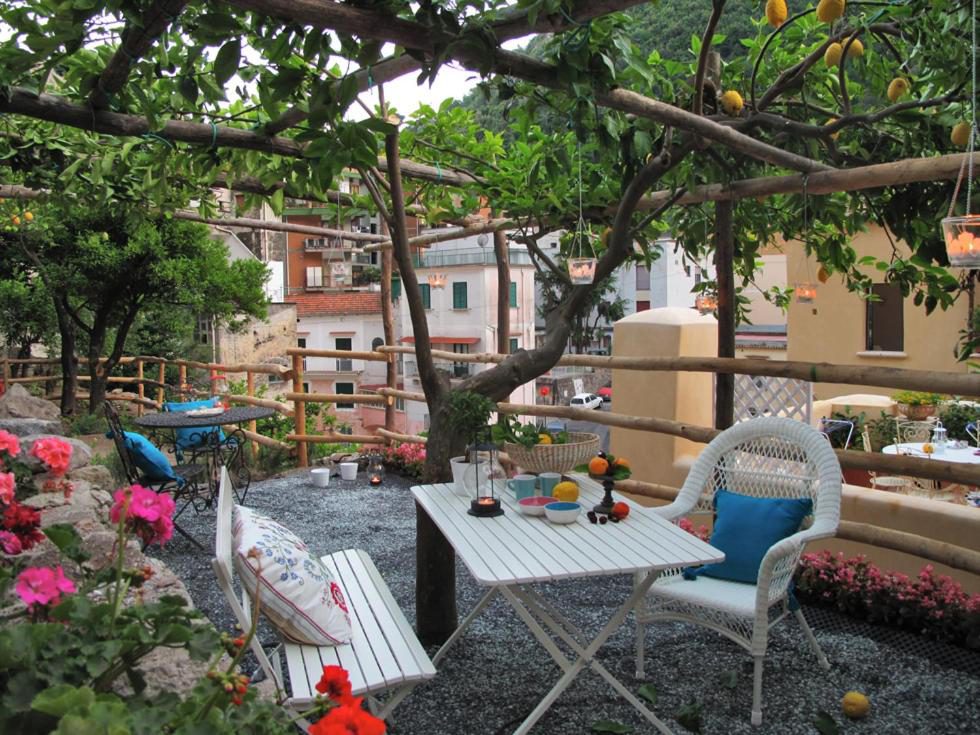 Loft Apartments Amalfi – terasa cu pergola de lamai si masa de mese in aer liber Loft Apartments Amalfi – terasa cu pergola de lamai si masa de mese in aer liber