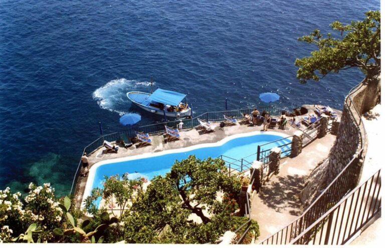 Hotel Luna Convento Amalfi – piscina exterioara direct langa mare, cu barca traditionala