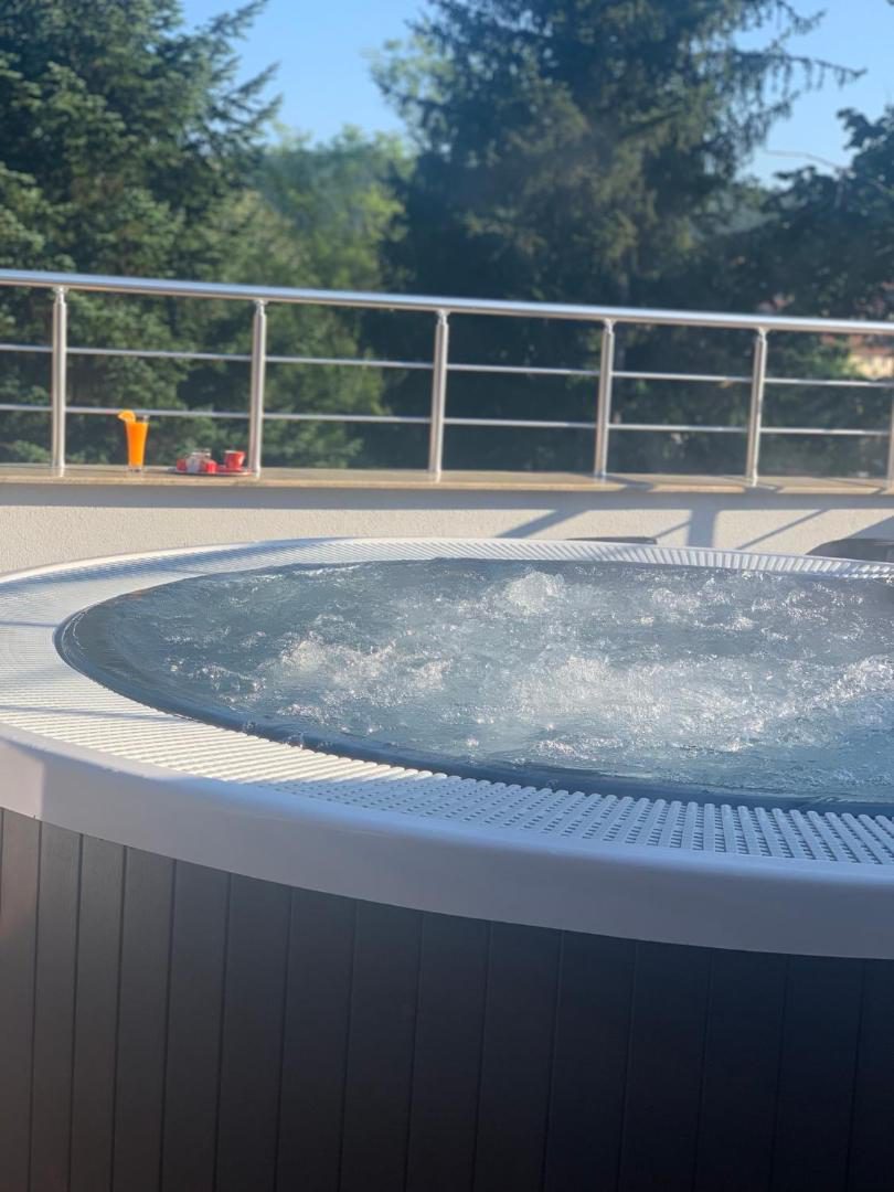 Jacuzzi exterior, Family Hotel Makedonska Kruchma Dobrinishte Jacuzzi exterior, Family Hotel Makedonska Kruchma Dobrinishte