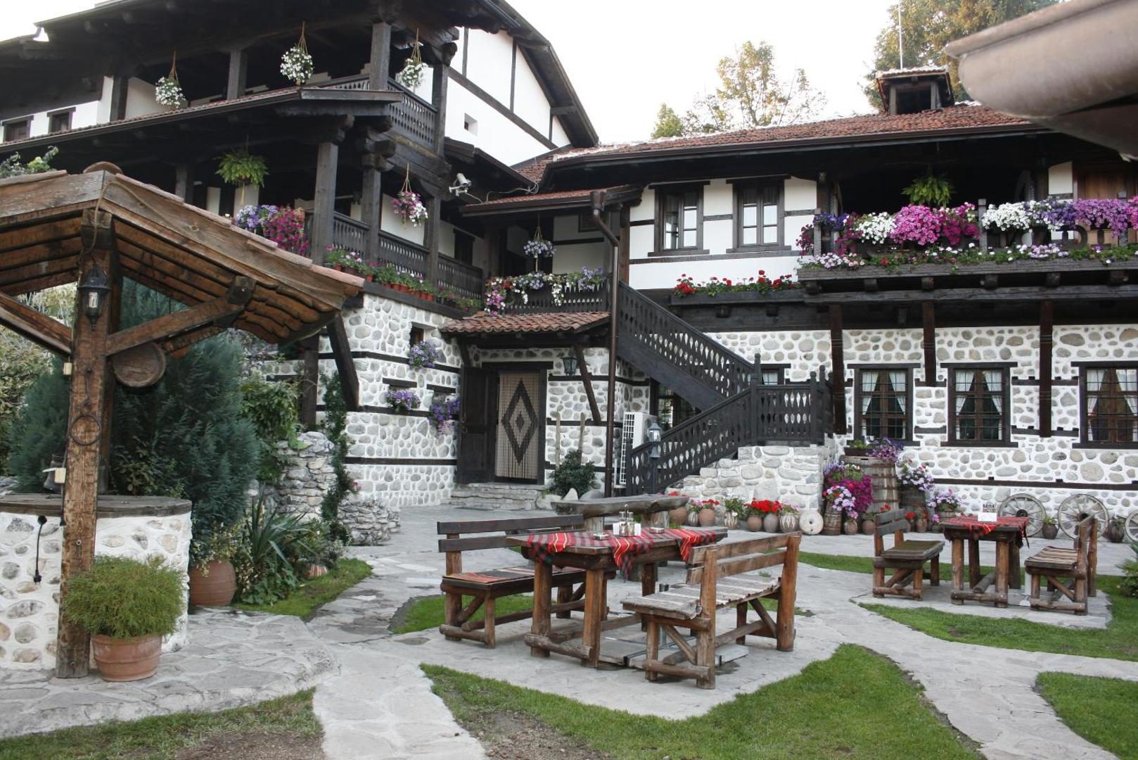 Fațadă hotel tradițională bulgărească, Family Hotel Makedonska Kruchma Dobrinishte Fațadă hotel tradițională bulgărească, Family Hotel Makedonska Kruchma Dobrinishte