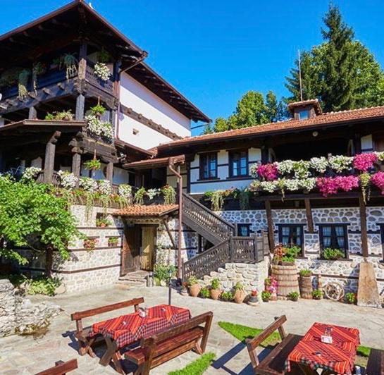 Curte interioară cu flori, Family Hotel Makedonska Kruchma Dobrinishte Curte interioară cu flori, Family Hotel Makedonska Kruchma Dobrinishte