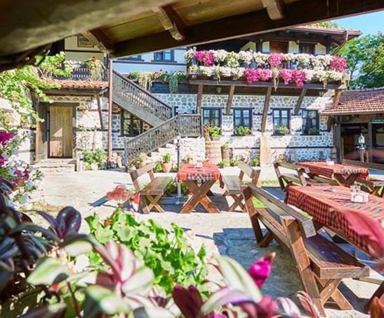 Terasă cu mese, Family Hotel Makedonska Kruchma Dobrinishte Terasă cu mese, Family Hotel Makedonska Kruchma Dobrinishte