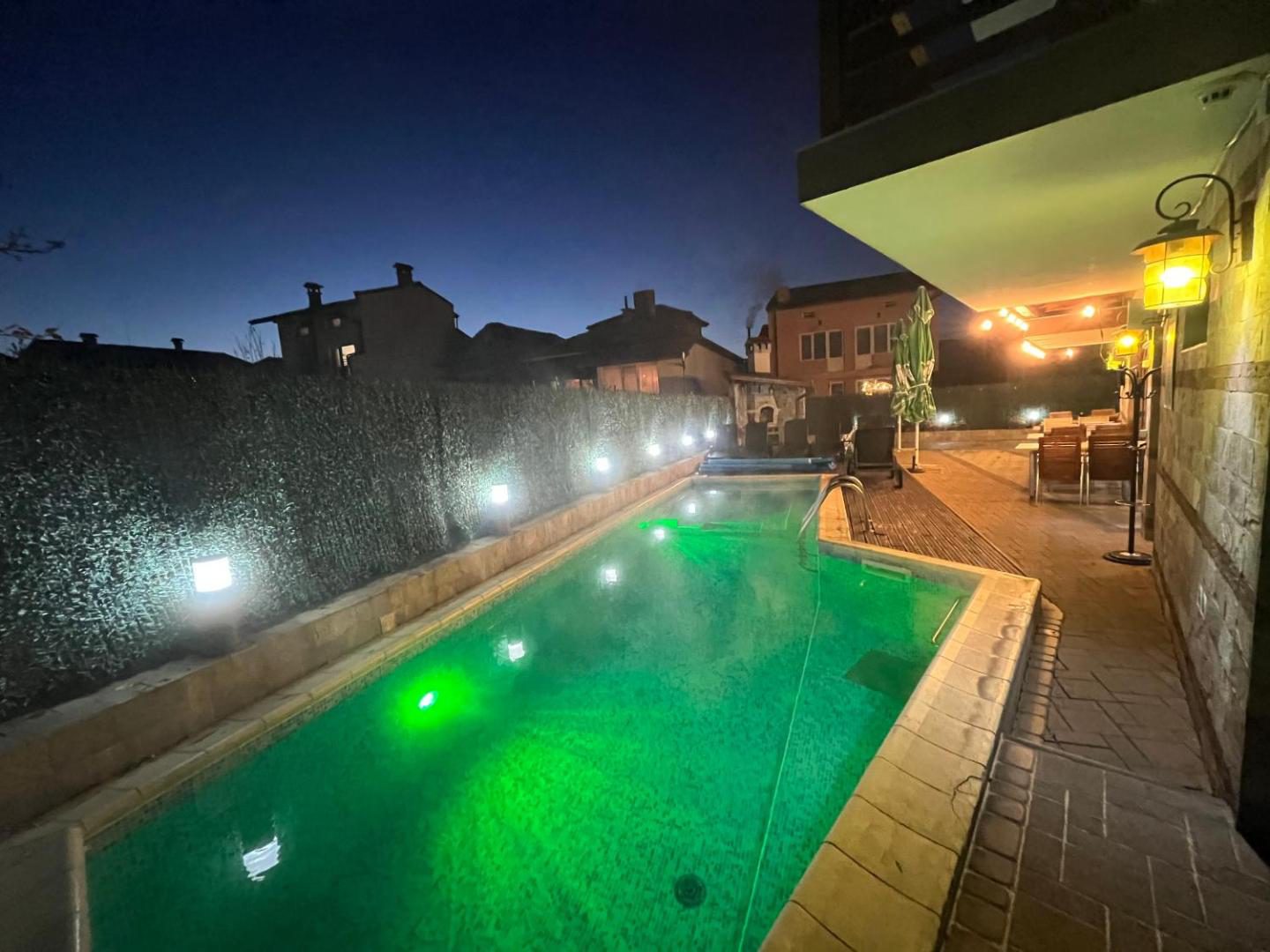 Zonă piscină cu șezlonguri seara, Mineral 56 Banya Zonă piscină cu șezlonguri seara, Mineral 56 Banya