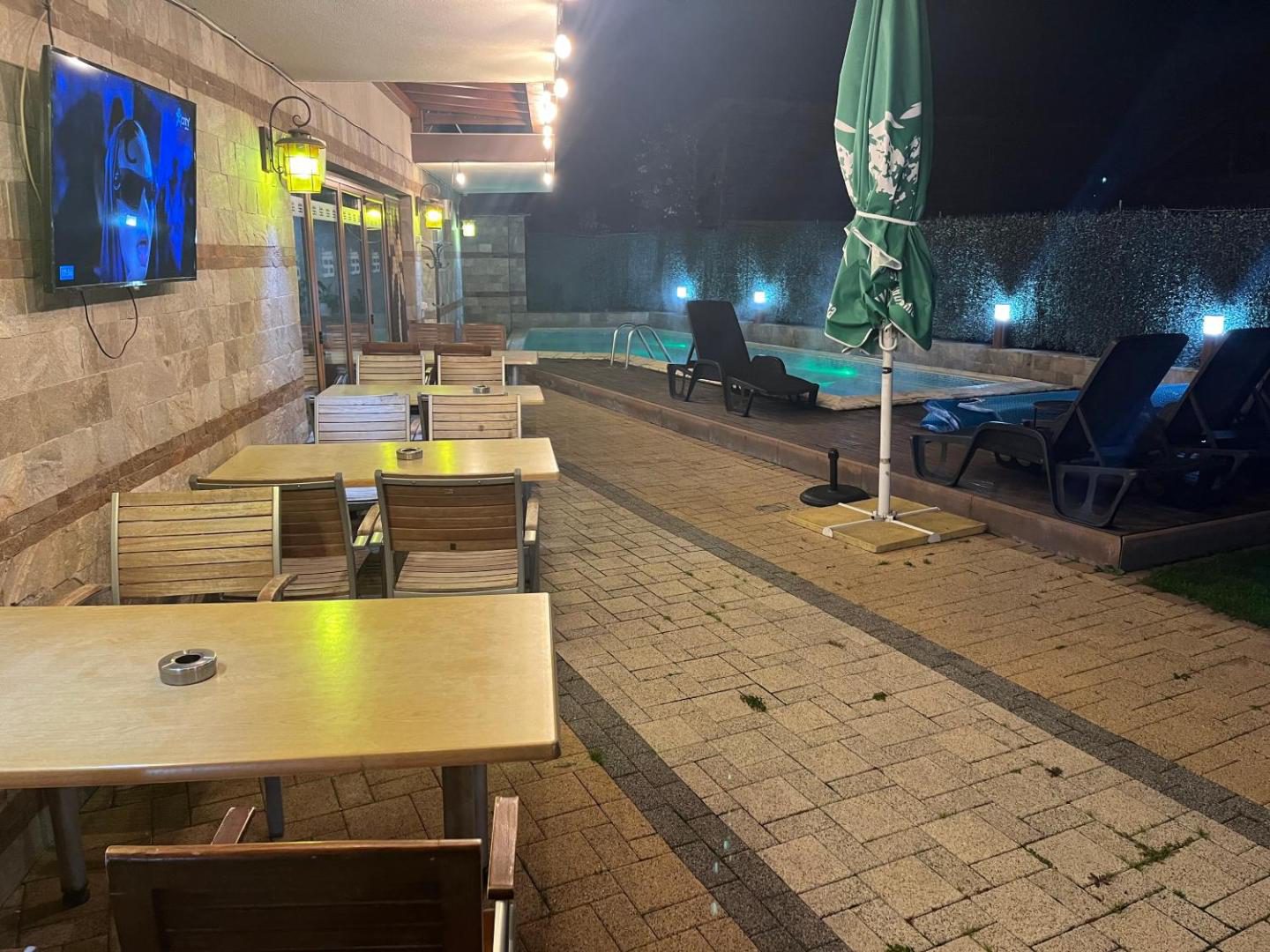 Zonă exterioară cu mese, Mineral 56 Banya Zonă exterioară cu mese, Mineral 56 Banya