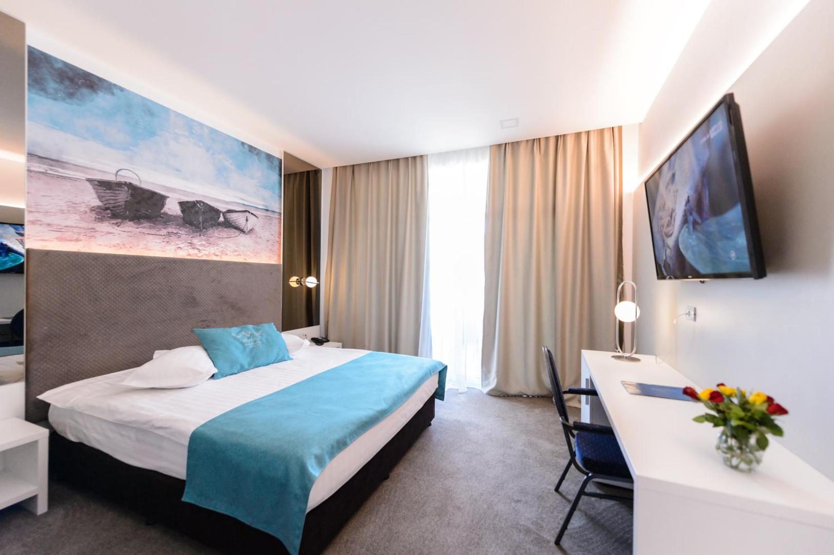Mirage Medspa Hotel – cameră dublă cu decor în nuanțe de turcoaz Mirage Medspa Hotel – cameră dublă cu decor în nuanțe de turcoaz