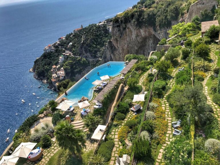 Monastero Santa Rosa – piscina infinity sapata in stanca, cu vedere la mare, sezlonguri si umbrele