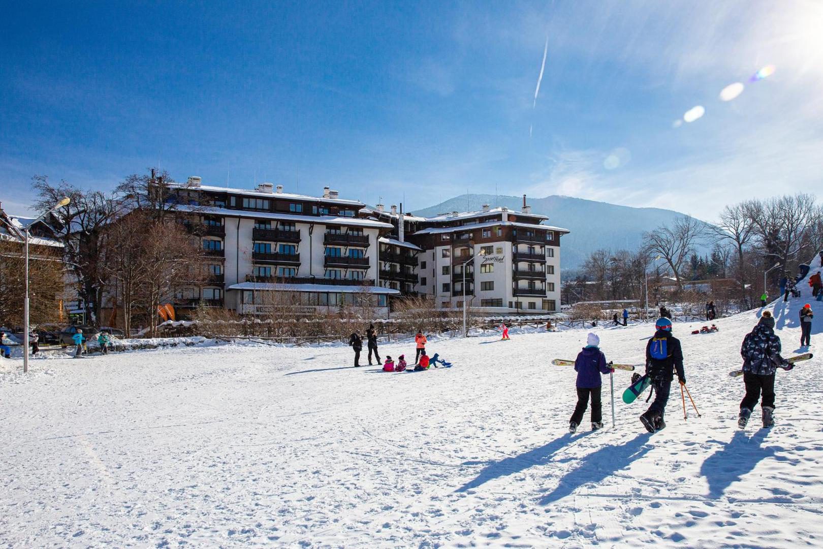 MPM Hotel Sport – schiori trecând pe lângă hotel MPM Hotel Sport – schiori trecând pe lângă hotel