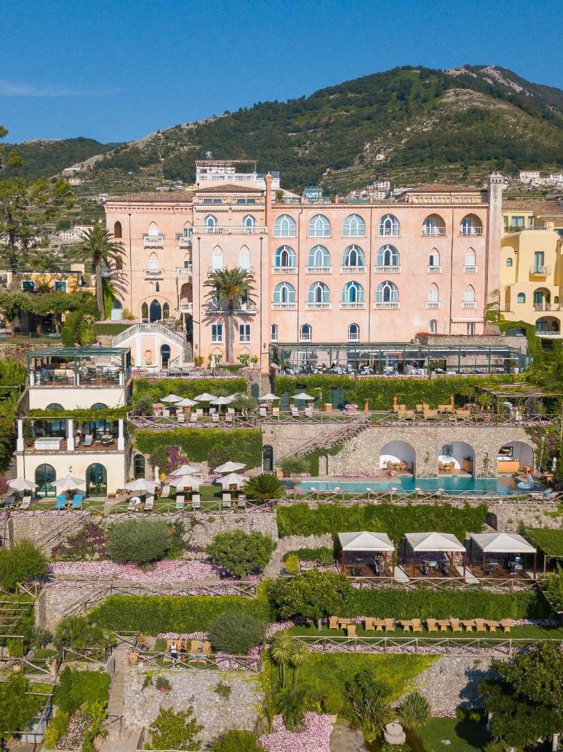 Palazzo Avino Ravello – vedere aeriana a hotelului istoric, cu piscina in gradina Palazzo Avino Ravello – vedere aeriana a hotelului istoric, cu piscina in gradina