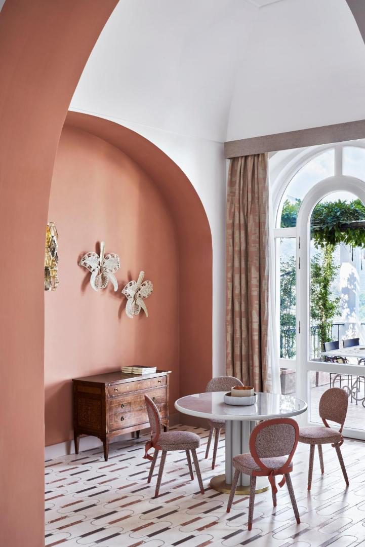Palazzo Avino Ravello – living cu arcade in nuante teracota si vedere la munte Palazzo Avino Ravello – living cu arcade in nuante teracota si vedere la munte
