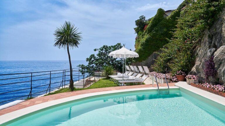Palazzo Avino Ravello – piscina exterioara pe stanca, cu palmier si vedere directa la mare