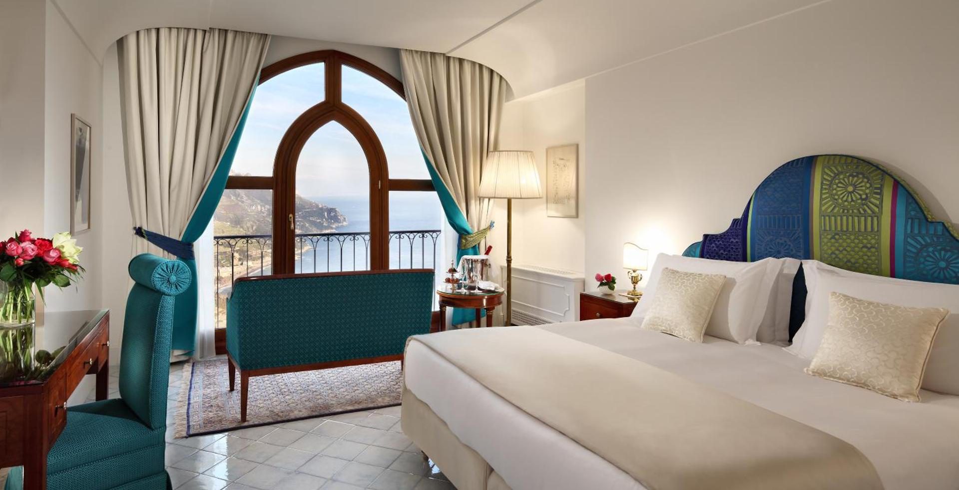 Palazzo Avino Ravello – dormitor cu fereastra gotica si vedere panoramica la mare Palazzo Avino Ravello – dormitor cu fereastra gotica si vedere panoramica la mare