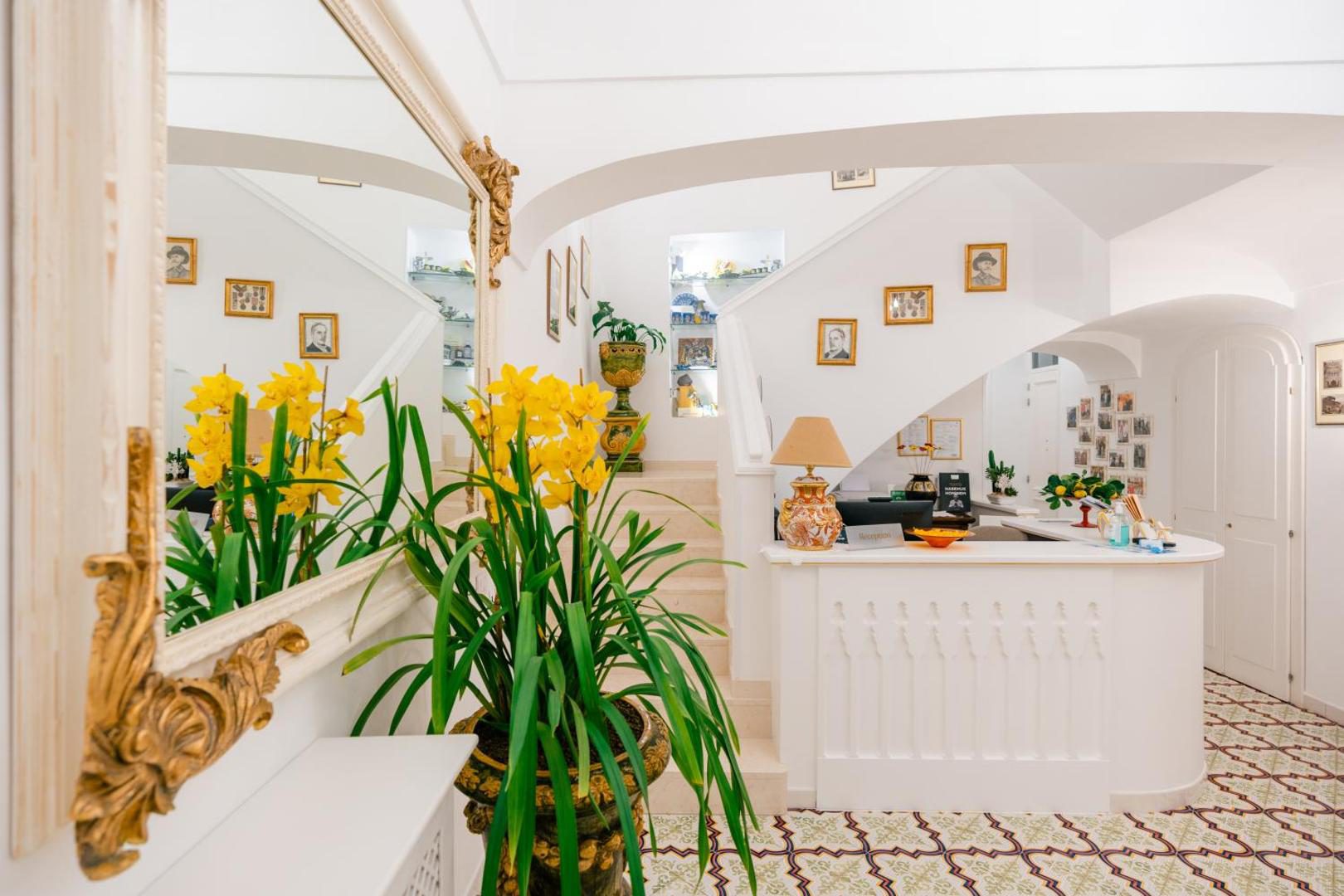 Palazzo Pascal Scala – receptie eleganta cu oglinda aurita si pardoseala din faianta traditionala Palazzo Pascal Scala – receptie eleganta cu oglinda aurita si pardoseala din faianta traditionala