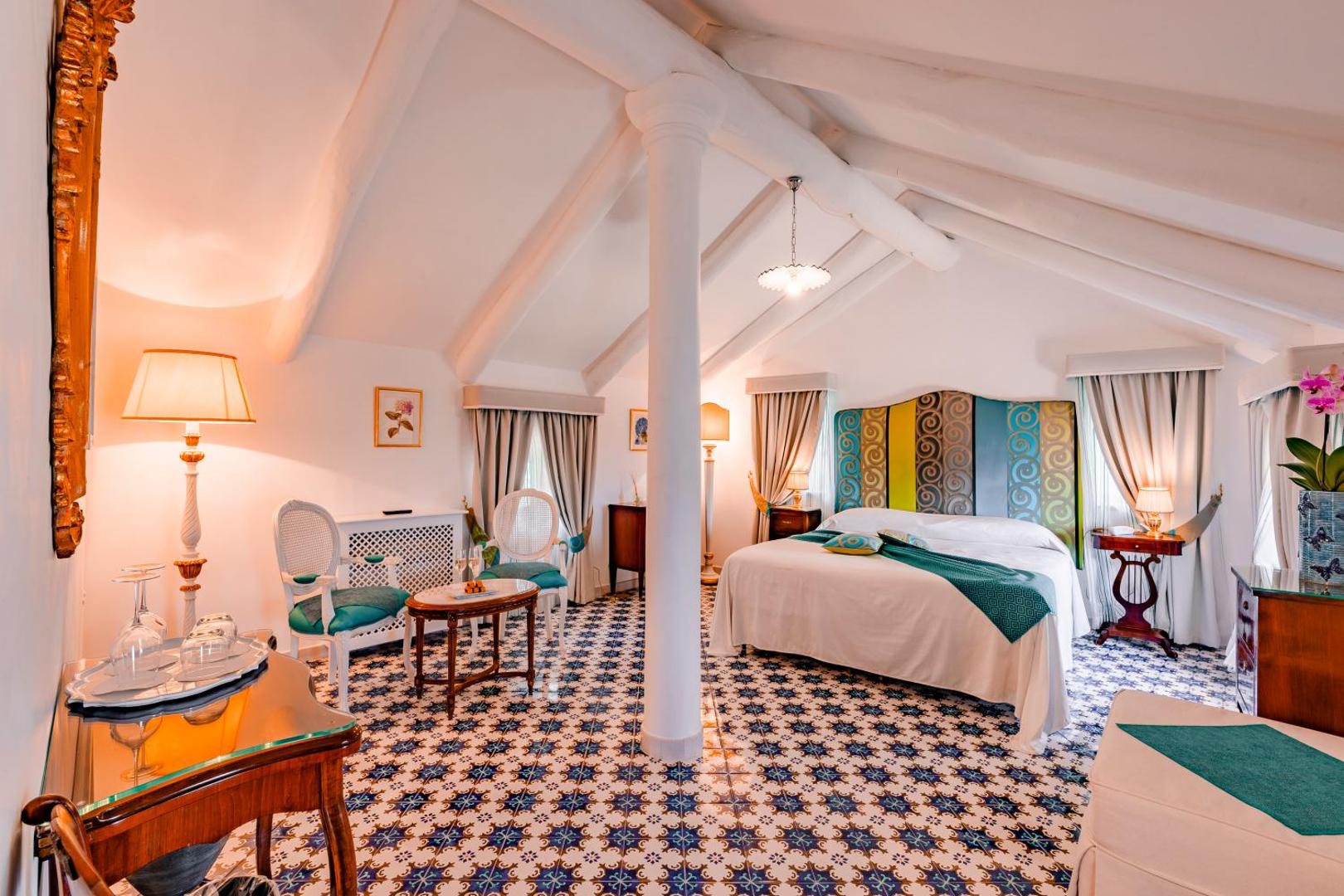 Palazzo Pascal Scala – balcon cu obloane verzi, orhidee si sampanie, vedere la Coasta Amalfitana Palazzo Pascal Scala – balcon cu obloane verzi, orhidee si sampanie, vedere la Coasta Amalfitana