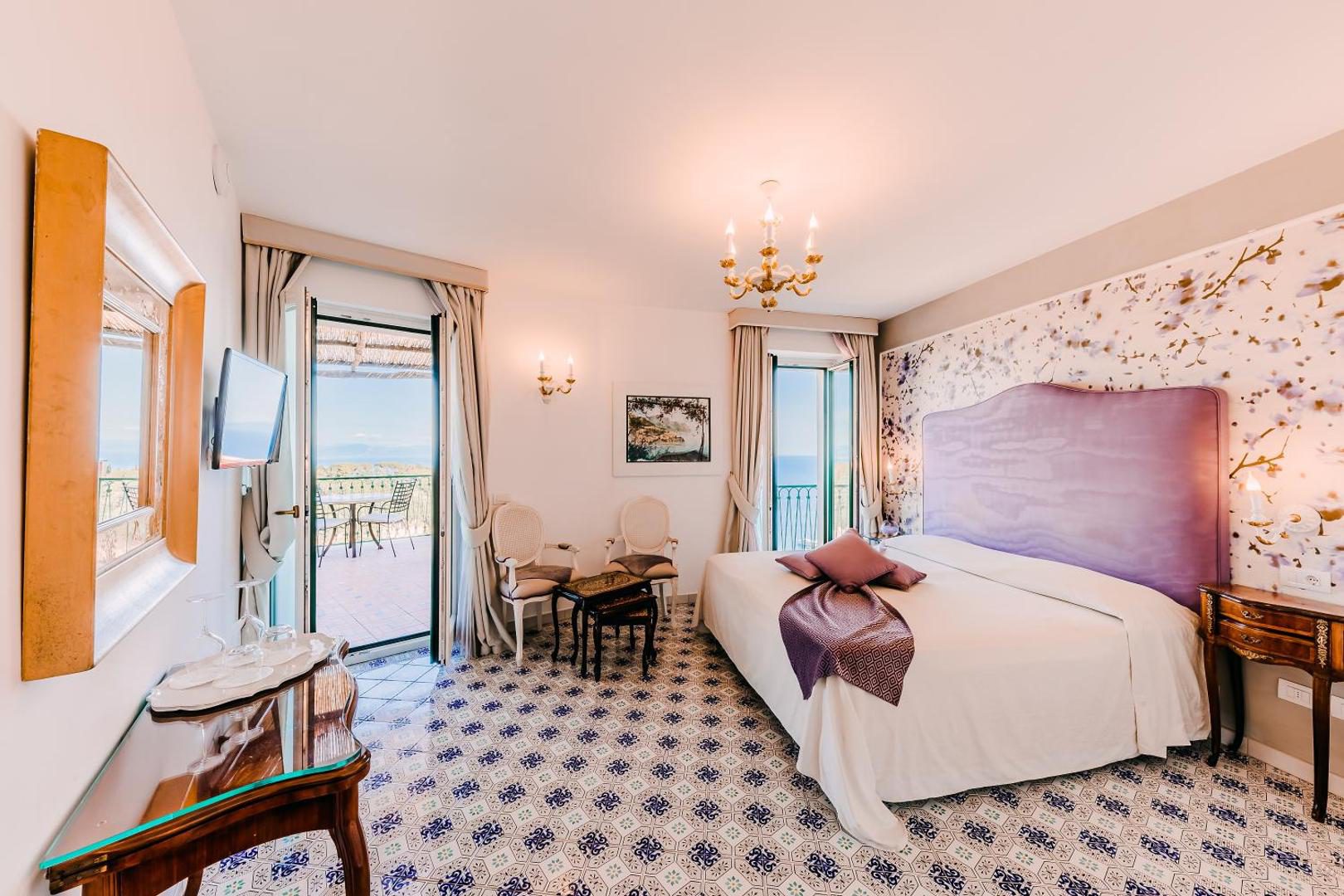 Palazzo Pascal Scala – camera cu tablie mov si balcon cu vedere la munte Palazzo Pascal Scala – camera cu tablie mov si balcon cu vedere la munte
