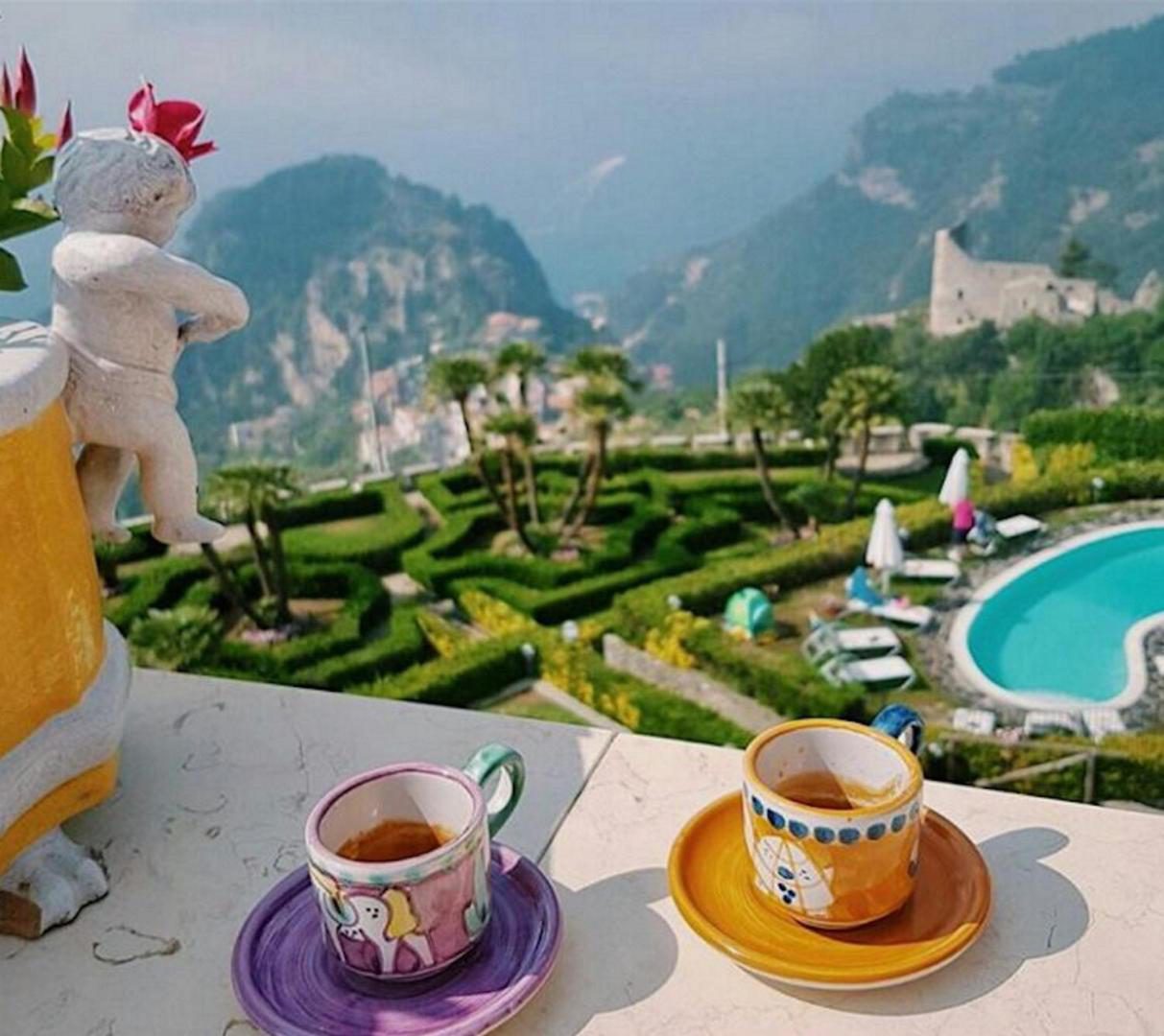 Palazzo Pascal Scala – gradina labirint si a doua piscina, vazute de pe terasa cu cesti de cafea Palazzo Pascal Scala – gradina labirint si a doua piscina, vazute de pe terasa cu cesti de cafea