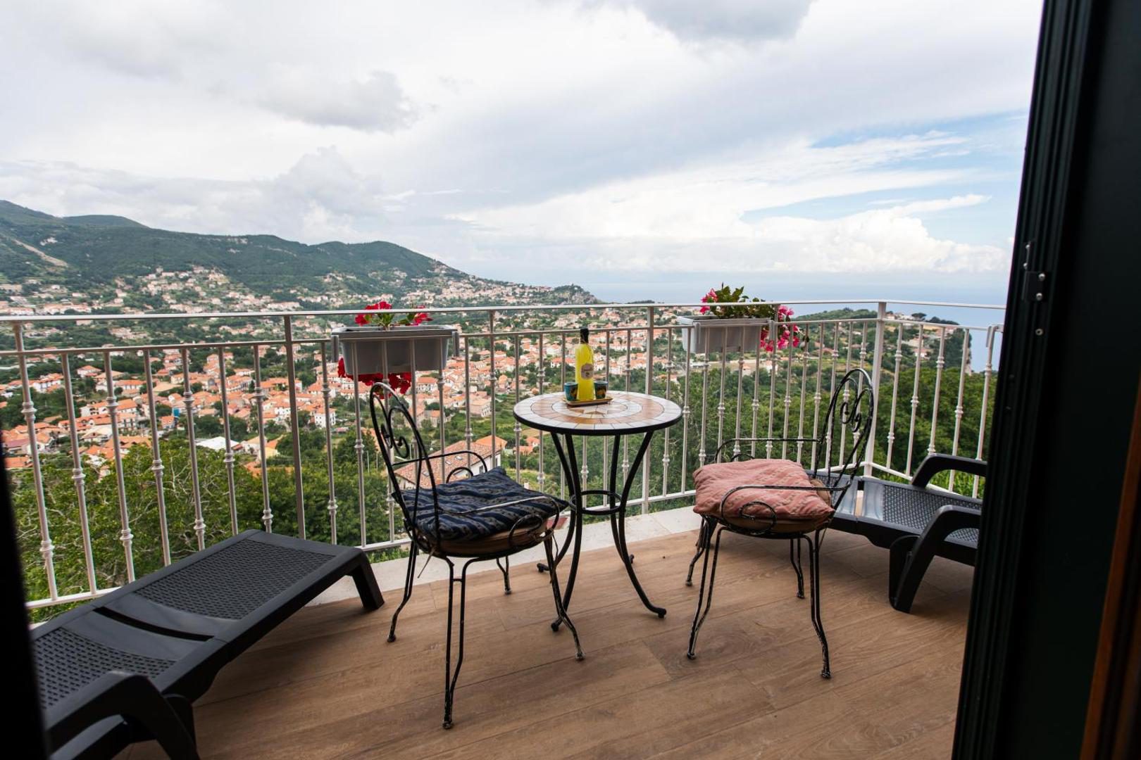 Panariello Palace Agerola – balcon cu vedere panoramica la valea Agerola si Coasta Amalfitana in departare Panariello Palace Agerola – balcon cu vedere panoramica la valea Agerola si Coasta Amalfitana in departare