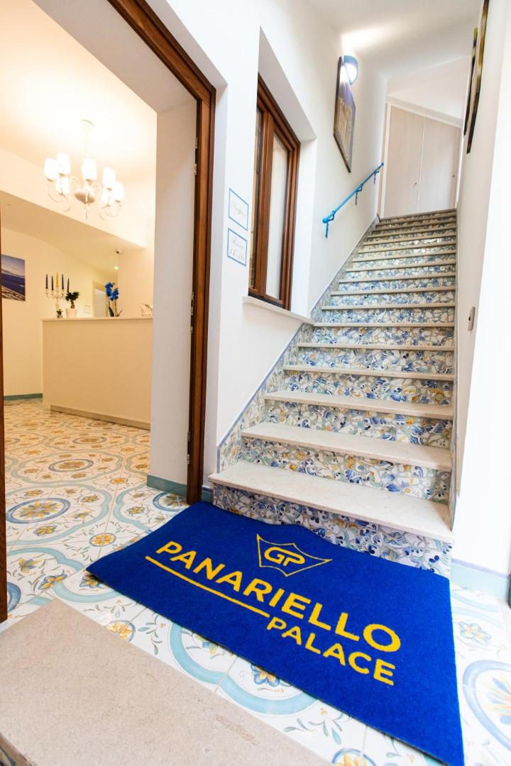 Panariello Palace Agerola – detaliu ghiveci ornamental cu flori roz la intrare Panariello Palace Agerola – detaliu ghiveci ornamental cu flori roz la intrare
