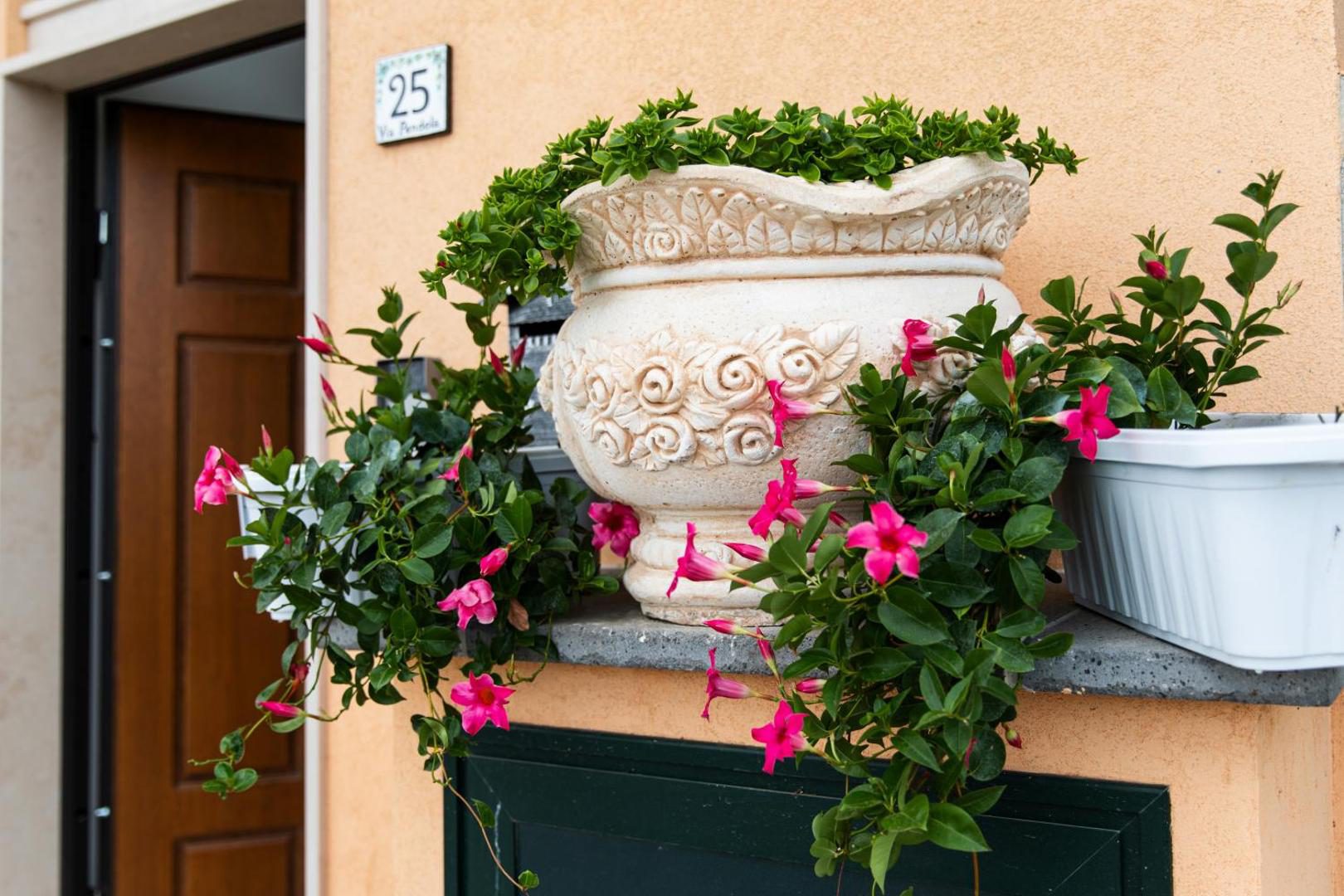 Panariello Palace Agerola – scara interioara cu faianta traditionala albastru-galben Panariello Palace Agerola – scara interioara cu faianta traditionala albastru-galben