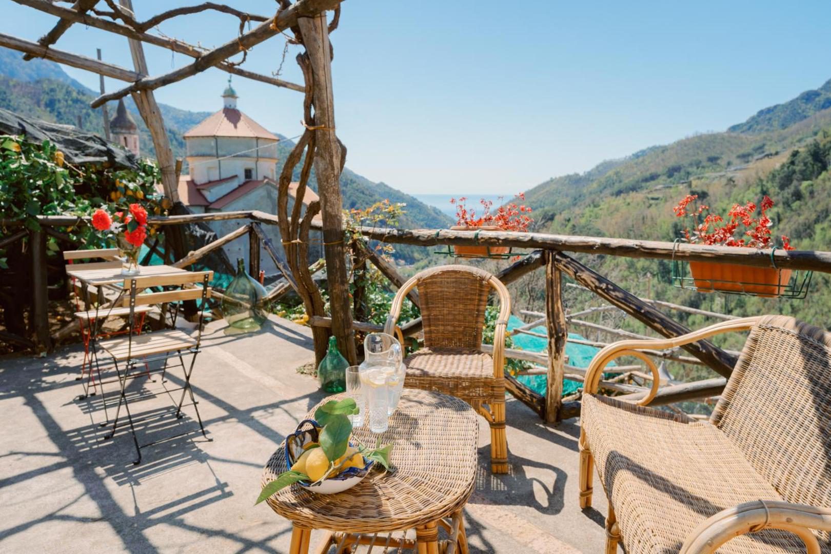 Pucare Apartments Tramonti – terasa sub pergola cu vedere la vale si mare in departare Pucare Apartments Tramonti – terasa sub pergola cu vedere la vale si mare in departare