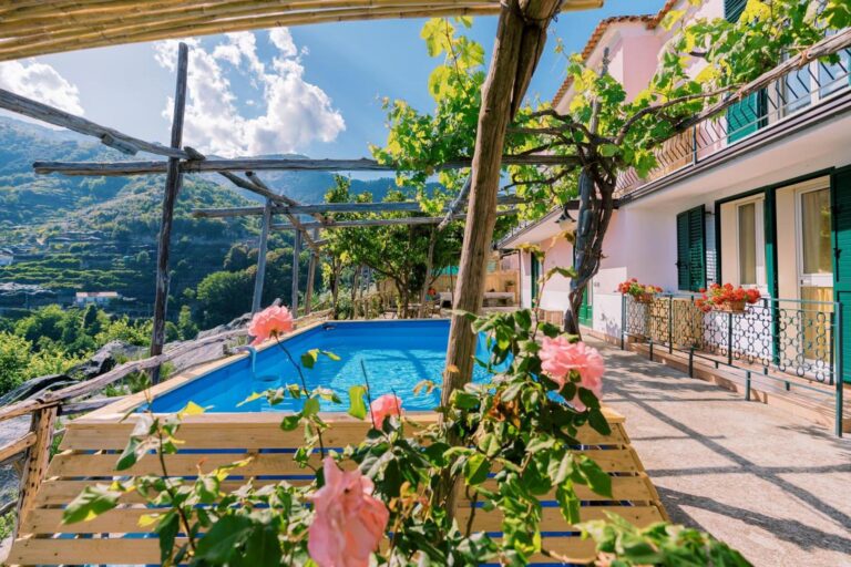 Pucare Apartments Tramonti – piscina exterioara sub pergola cu vita de vie, cu vedere la vale