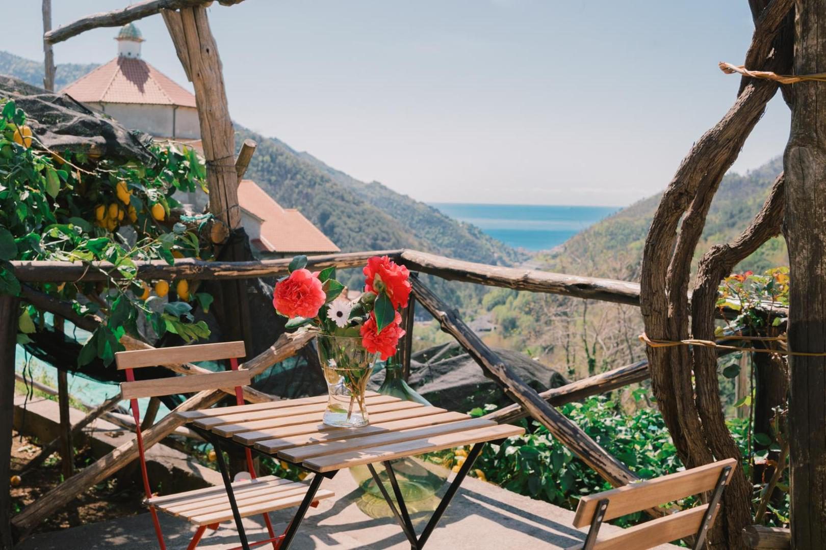 Pucare Apartments Tramonti – masa sub pergola de lamai, cu vedere directa la mare Pucare Apartments Tramonti – masa sub pergola de lamai, cu vedere directa la mare