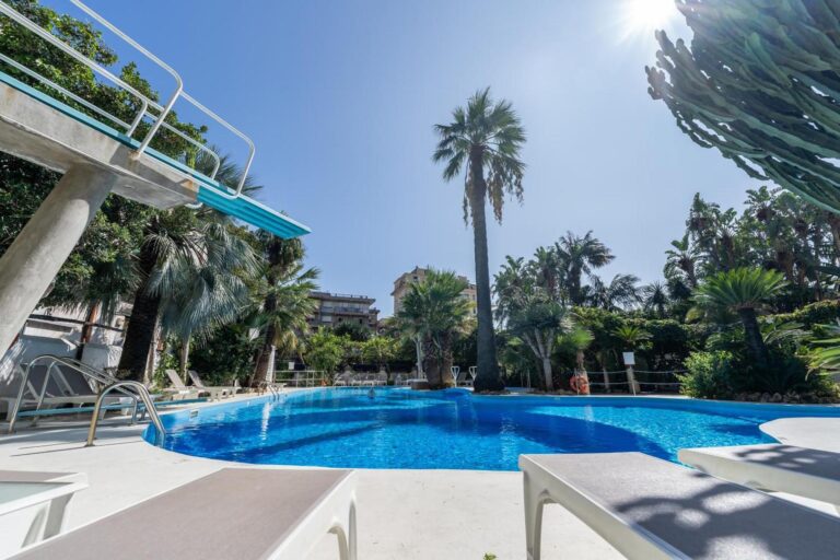 Reginna Palace Hotel Maiori – piscina exterioara cu trambulina, palmieri si gradina mediteraneana