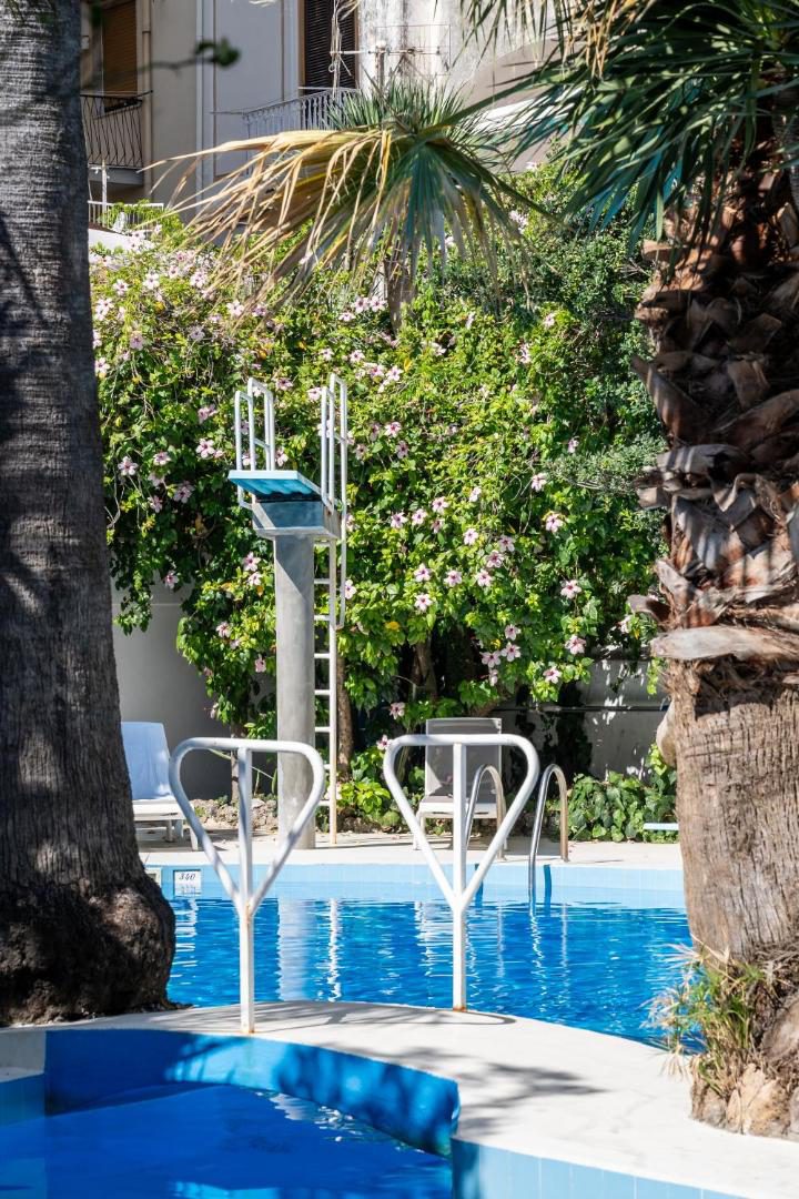 Reginna Palace Hotel Maiori – scara de acces la piscina printre tufe de trandafiri Reginna Palace Hotel Maiori – scara de acces la piscina printre tufe de trandafiri