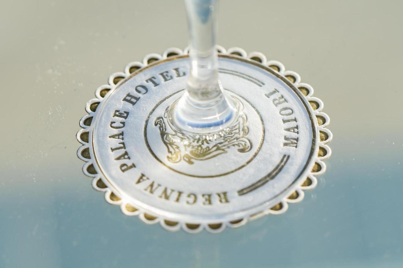 Reginna Palace Hotel Maiori – detaliu pahar de sampanie pe suport personalizat cu logo-ul hotelului Reginna Palace Hotel Maiori – detaliu pahar de sampanie pe suport personalizat cu logo-ul hotelului