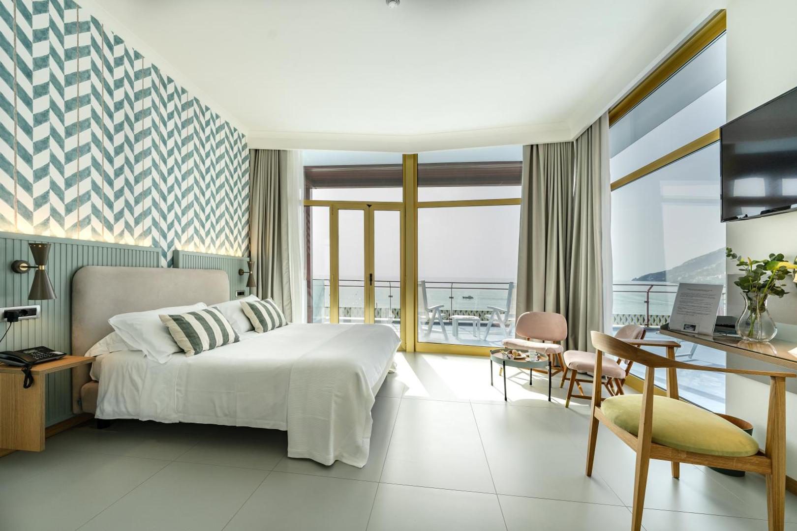 Reginna Palace Hotel Maiori – dormitor modern cu balcon si vedere directa la mare Reginna Palace Hotel Maiori – dormitor modern cu balcon si vedere directa la mare