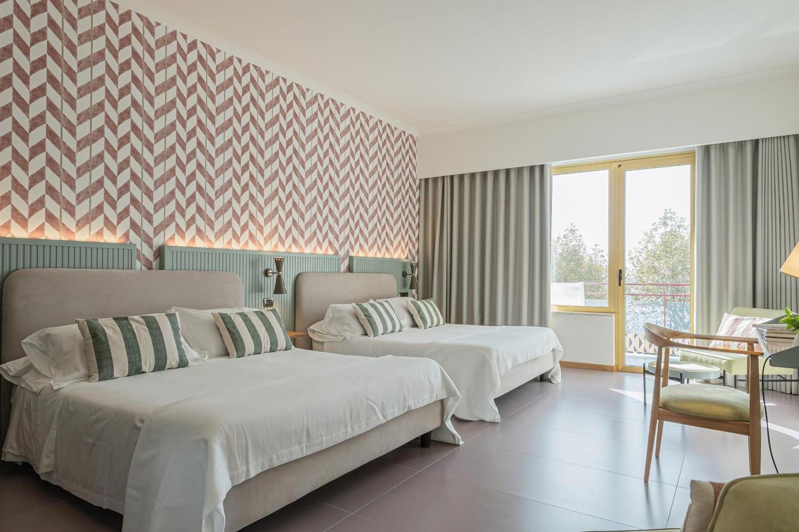 Reginna Palace Hotel Maiori – camera cu doua paturi si balcon cu vedere la gradina Reginna Palace Hotel Maiori – camera cu doua paturi si balcon cu vedere la gradina
