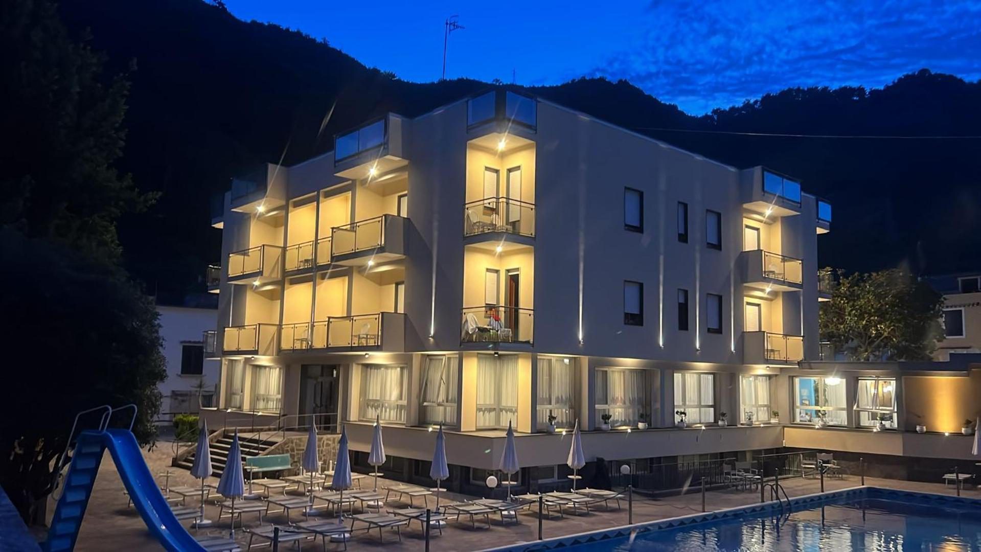 Hotel San Pietro Maiori – piscina exterioara cu tobogan, iluminata seara Hotel San Pietro Maiori – piscina exterioara cu tobogan, iluminata seara