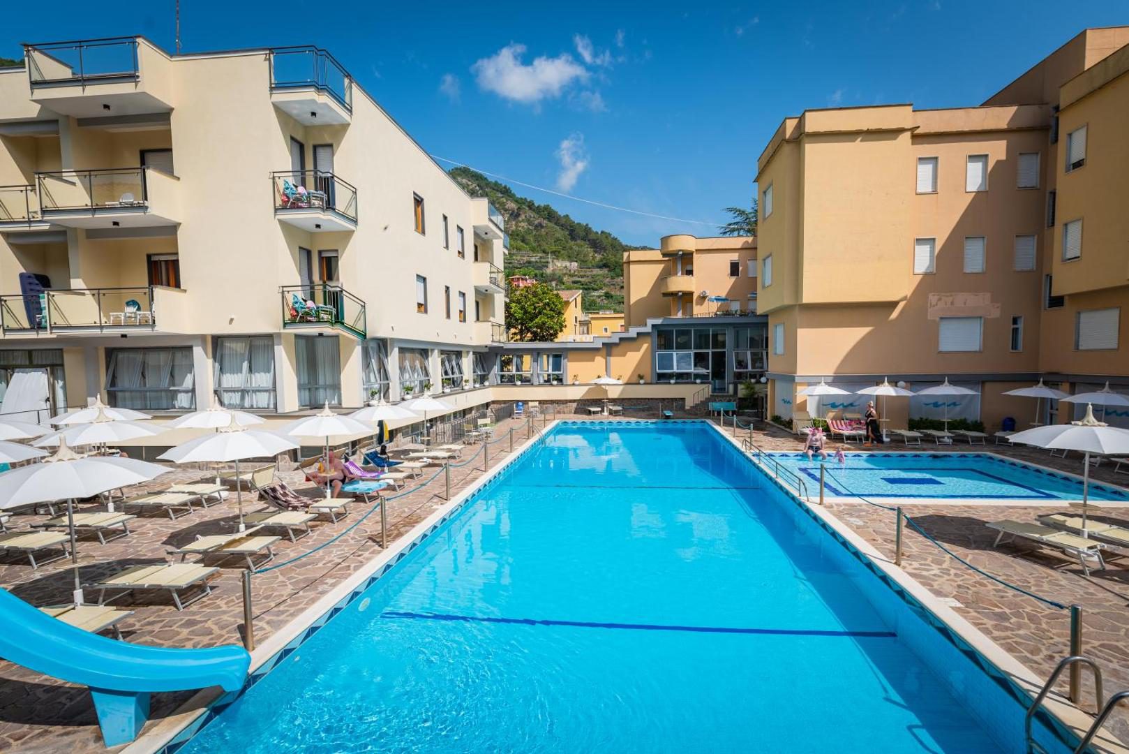 Hotel San Pietro Maiori – piscina exterioara cu tobogan si piscina pentru copii, sezon de vara Hotel San Pietro Maiori – piscina exterioara cu tobogan si piscina pentru copii, sezon de vara