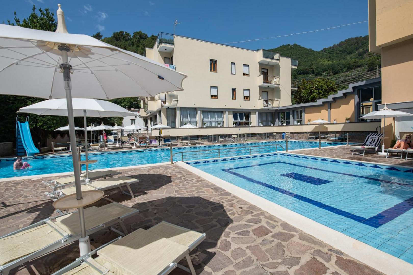 Hotel San Pietro Maiori – piscina exterioara cu piscina pentru copii separata, sezlonguri si umbrele Hotel San Pietro Maiori – piscina exterioara cu piscina pentru copii separata, sezlonguri si umbrele