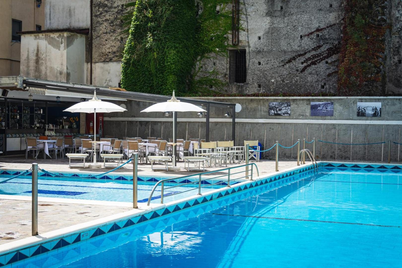 Hotel San Pietro Maiori – zona de bar langa piscina, cu terase umbrite Hotel San Pietro Maiori – zona de bar langa piscina, cu terase umbrite