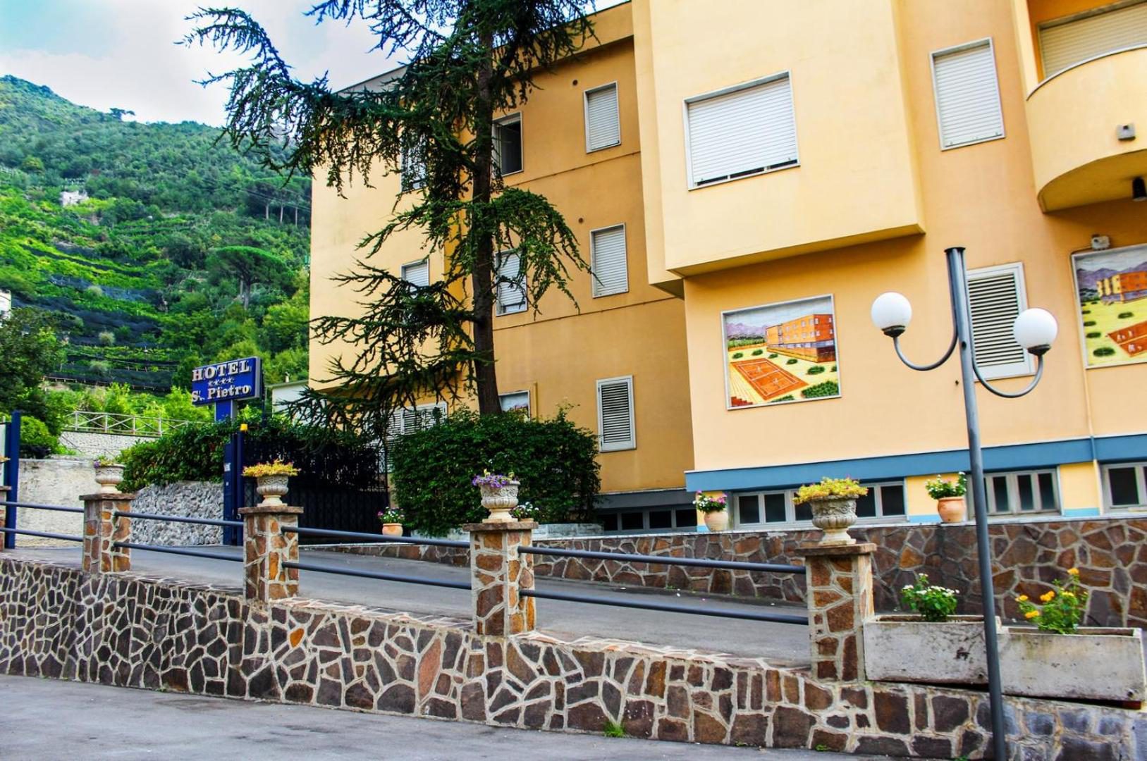 Hotel San Pietro Maiori – intrarea hotelului cu vedere spre dealurile terasate Hotel San Pietro Maiori – intrarea hotelului cu vedere spre dealurile terasate