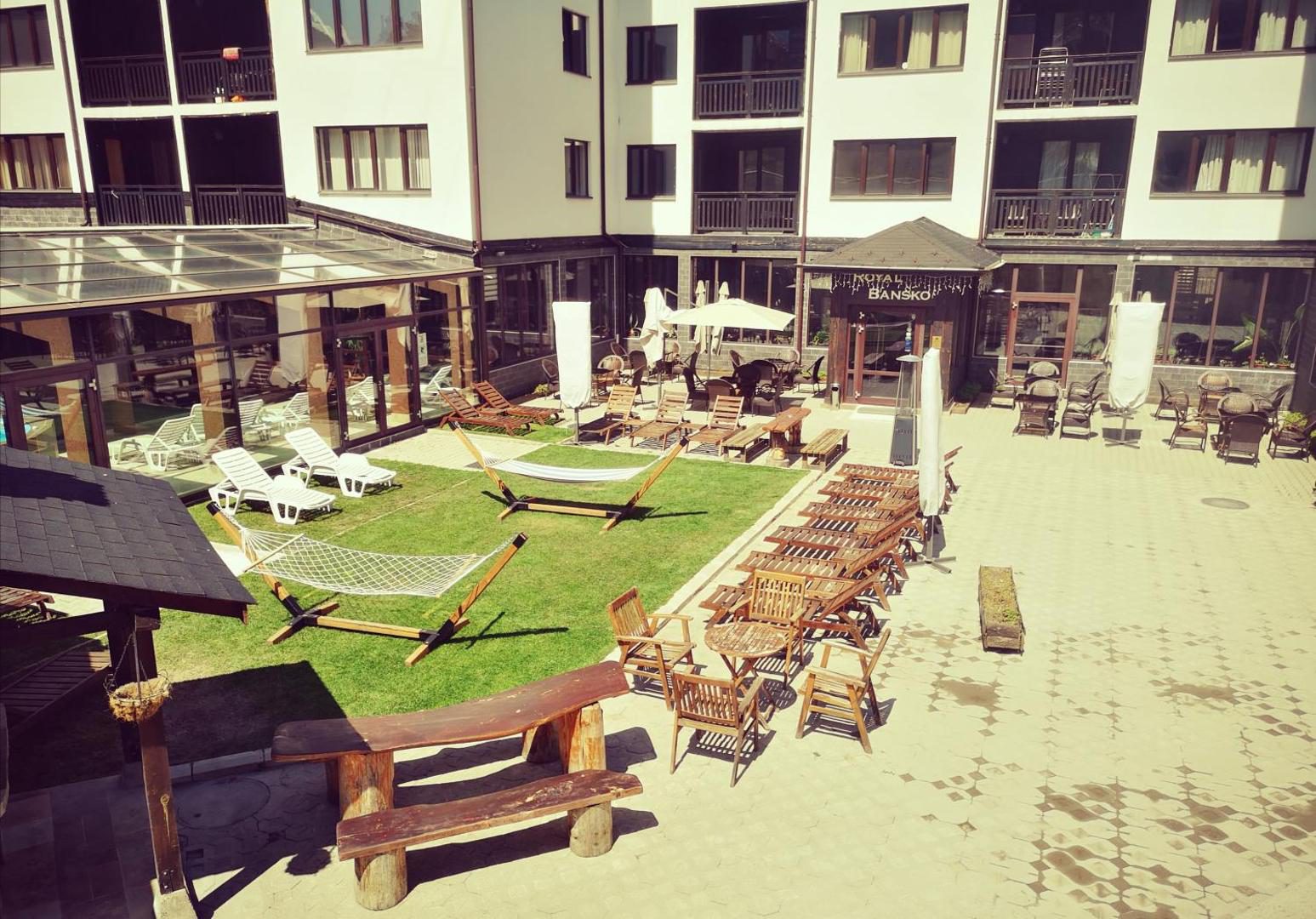 Oaspete relaxându-se în piscină, Royal Bansko Family Apart Hotel Oaspete relaxându-se în piscină, Royal Bansko Family Apart Hotel