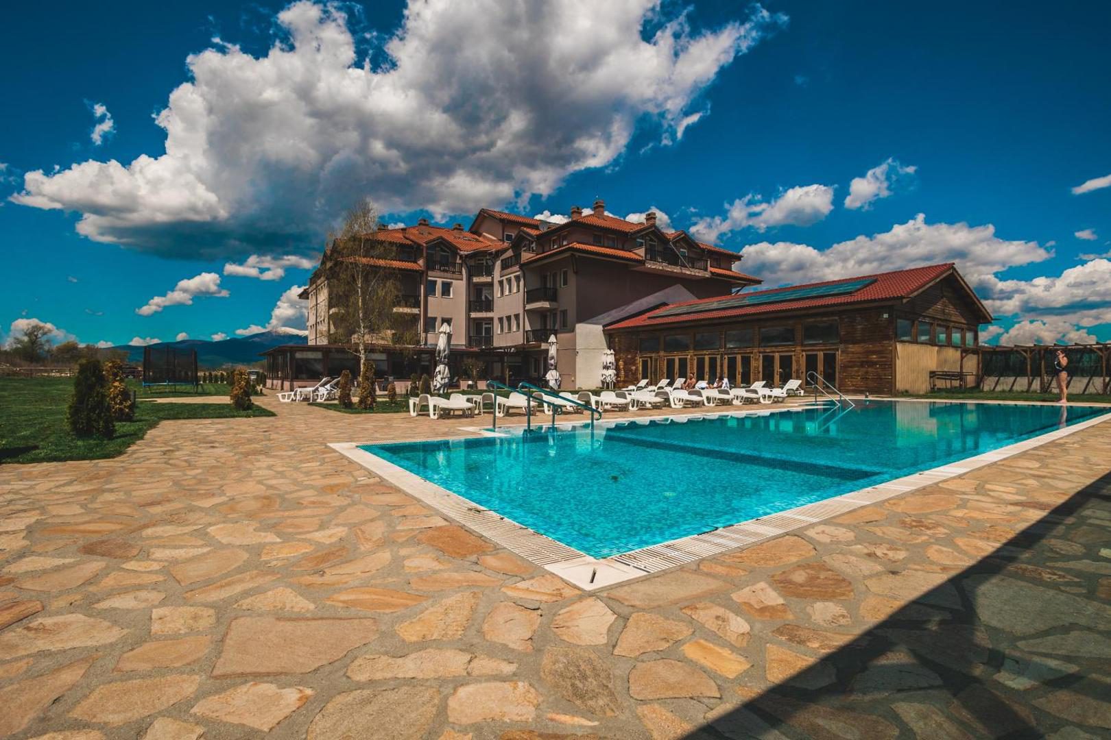 Vedere aeriană piscină și hotel, Thermal Hotel Seven Seasons Banya Vedere aeriană piscină și hotel, Thermal Hotel Seven Seasons Banya