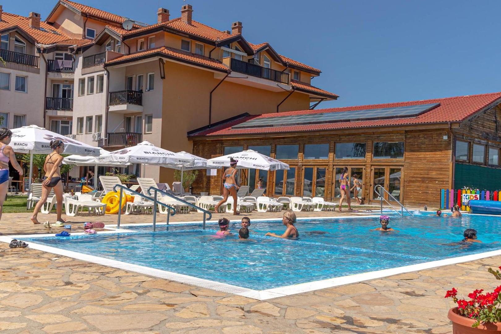 Piscină cu vedere la Munții Pirin, Thermal Hotel Seven Seasons Banya Piscină cu vedere la Munții Pirin, Thermal Hotel Seven Seasons Banya
