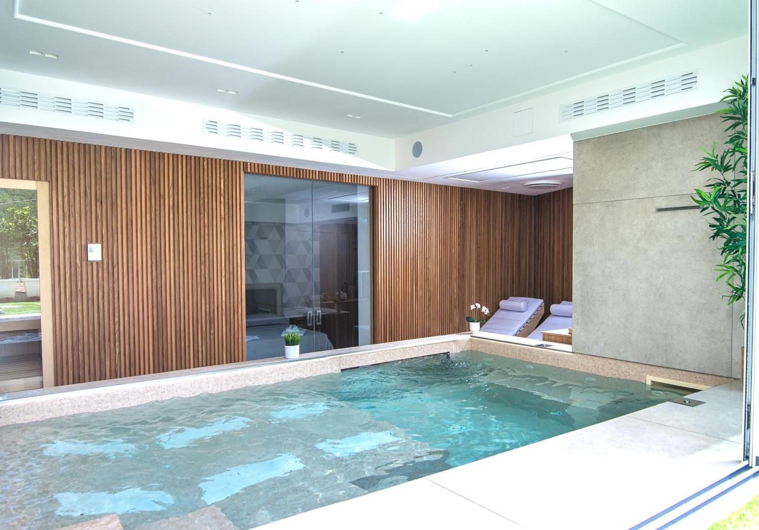 SG Suite & Spa Vietri – piscina cu pereti din lemn si sezlonguri de spa SG Suite & Spa Vietri – piscina cu pereti din lemn si sezlonguri de spa
