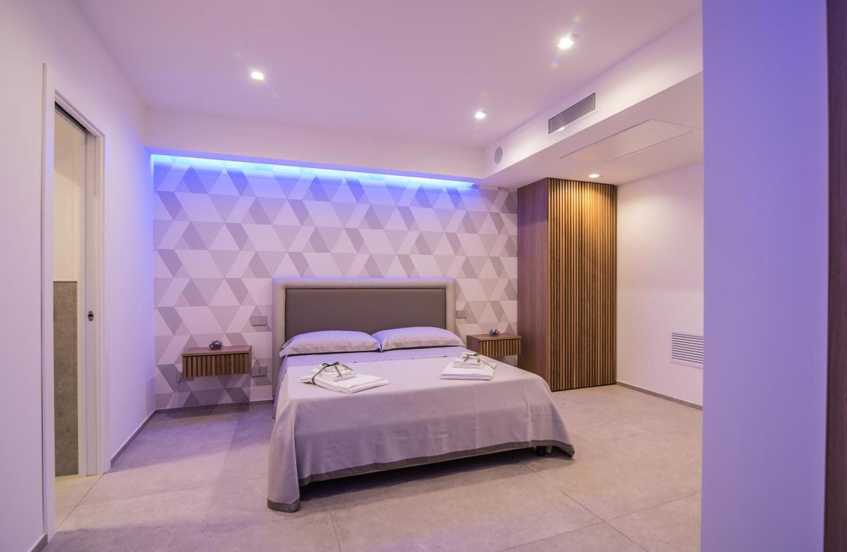 SG Suite & Spa Vietri – dormitor modern cu iluminat ambiental albastru SG Suite & Spa Vietri – dormitor modern cu iluminat ambiental albastru