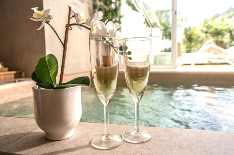 SG Suite & Spa Vietri – piscina privata interioara incalzita, cu deschidere spre gradina