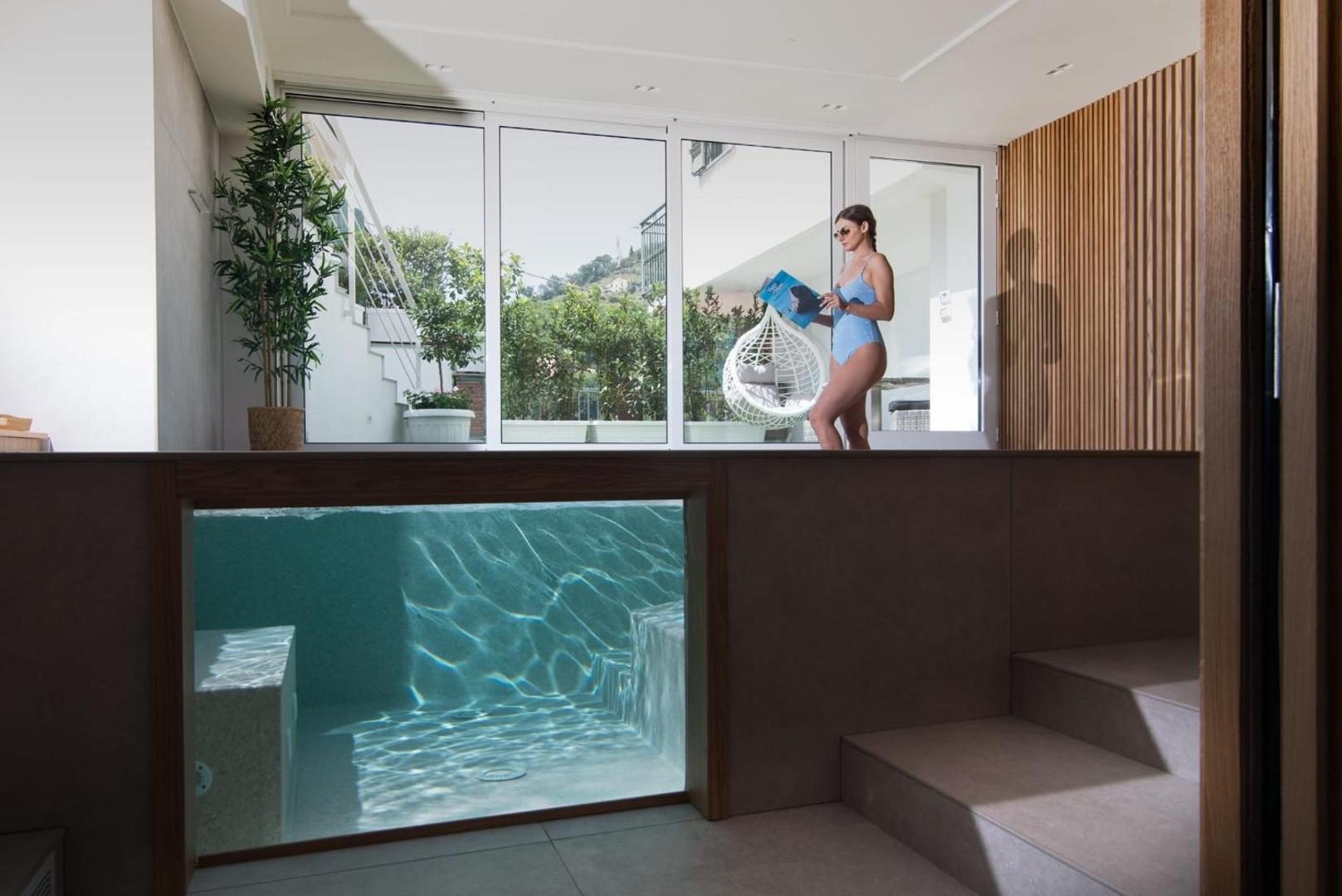 SG Suite & Spa Vietri – fereastra subacvatica catre piscina, cu treptele vizibile SG Suite & Spa Vietri – fereastra subacvatica catre piscina, cu treptele vizibile