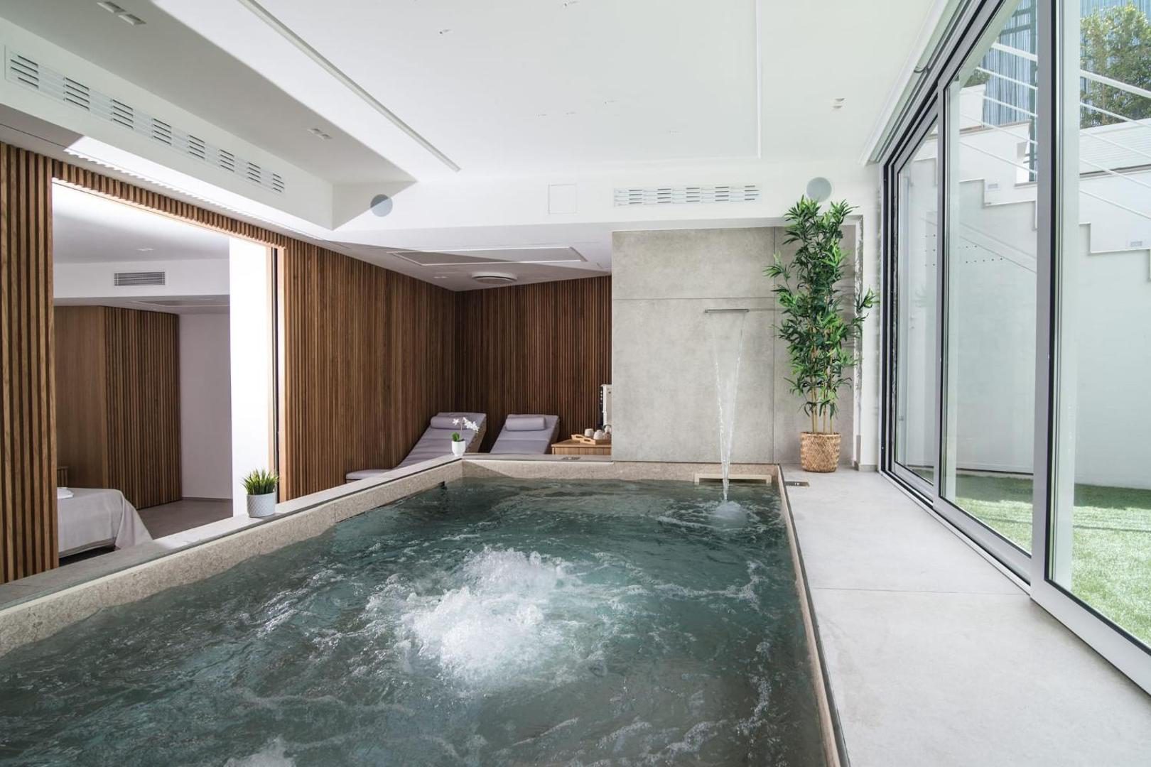 SG Suite & Spa Vietri – piscina cu jet de apa si vedere spre gradina exterioara SG Suite & Spa Vietri – piscina cu jet de apa si vedere spre gradina exterioara