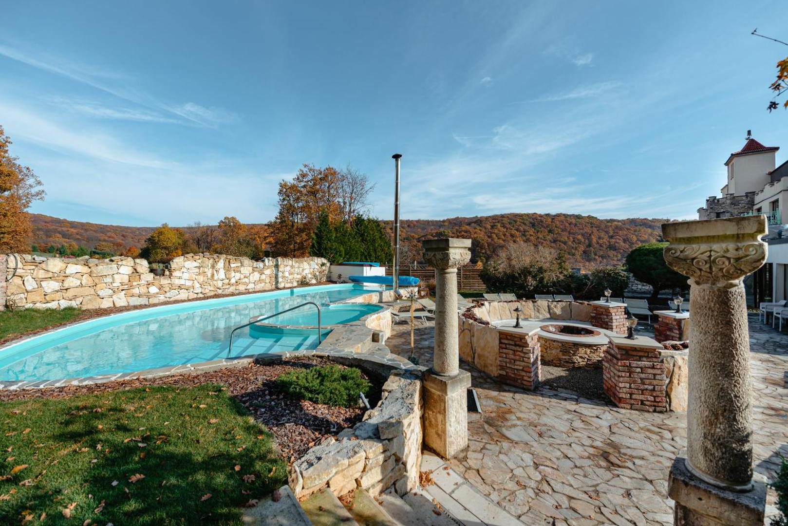 Sungarden Golf & Spa Resort – piscina exterioară cu șezlonguri Sungarden Golf & Spa Resort – piscina exterioară cu șezlonguri
