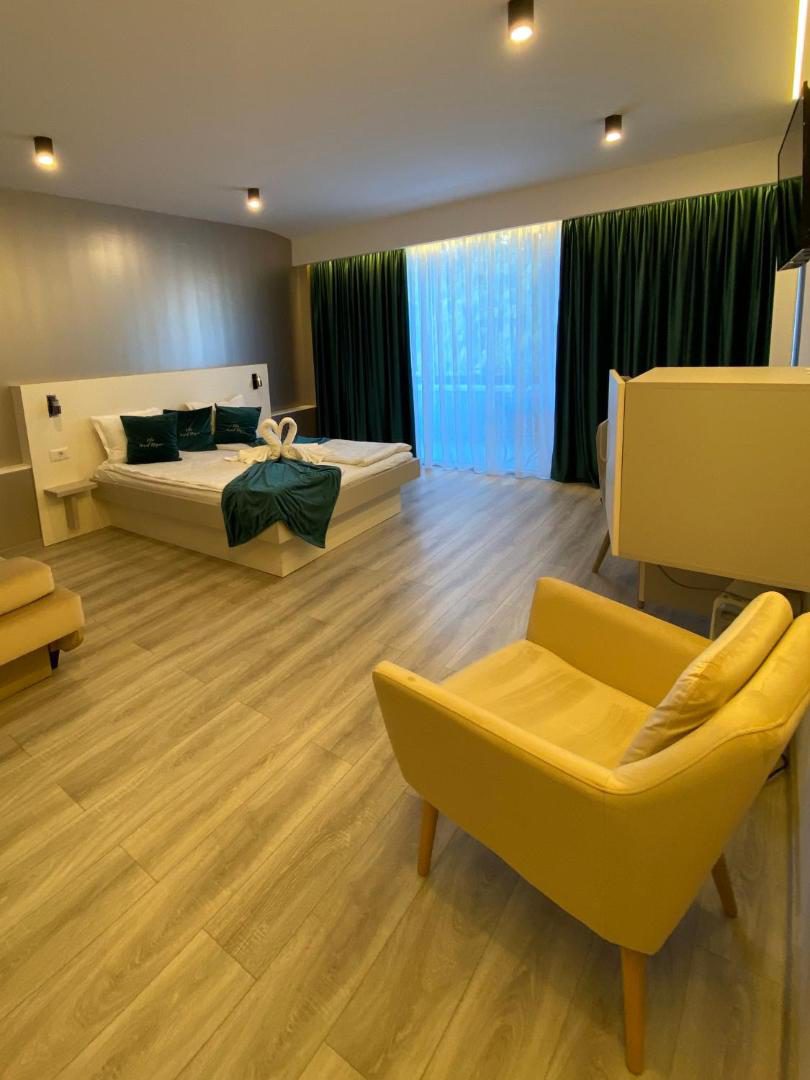 Vila Ursul Negru – cameră cu zonă de relaxare și fotoliu Vila Ursul Negru – cameră cu zonă de relaxare și fotoliu